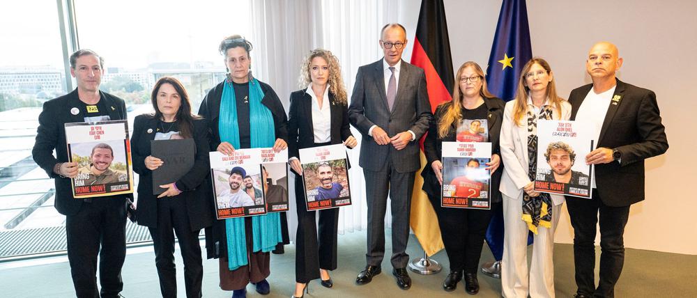 Bundeskanzler Merz empfing Angehörige deutscher Hamas-Geiseln sehr früh am morgen.