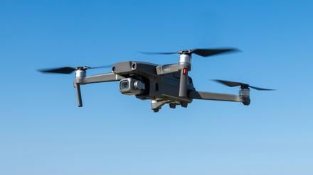 Archivbild: Fliegende Drohne über dem Meer in der Nähe der Küste von Syrakus, Sizilien.