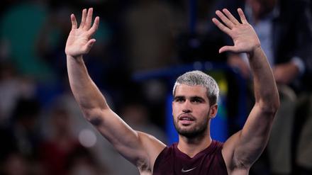 Carlos Alcaraz feiert in Tokio seinen achten Titel in diesem Jahr.