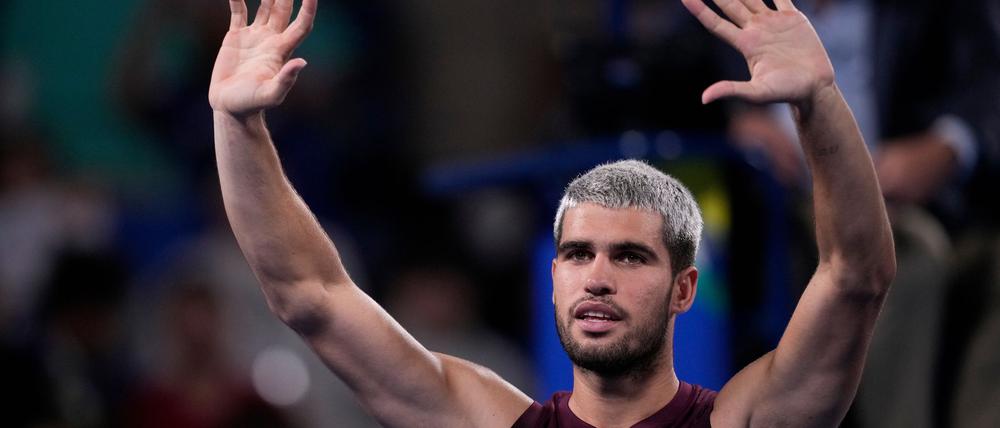 Carlos Alcaraz feiert in Tokio seinen achten Titel in diesem Jahr.