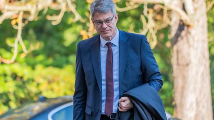 Schnieder bei seiner Ankunf in der Villa  –  später kam er ins Krankenhaus. 