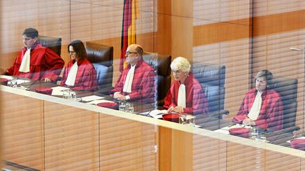 Der Zweite Senat des Bundesverfassungsgerichts, (l-r), Thomas Offenloch, Astrid Wallrabenstein, Ulrich Maidowski, Doris König (Vizepräsidentin), Christine Langenfeld, verkündet das Urteil zu US-Drohneneinsätzen via Ramstein. 