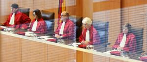 Der Zweite Senat des Bundesverfassungsgerichts, (l-r), Thomas Offenloch, Astrid Wallrabenstein, Ulrich Maidowski, Doris König (Vizepräsidentin), Christine Langenfeld, verkündet das Urteil zu US-Drohneneinsätzen via Ramstein. 