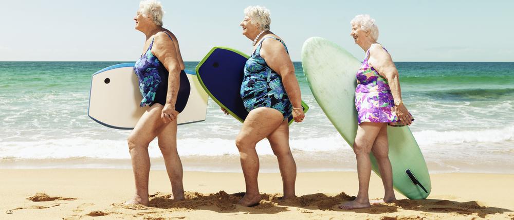 Silver-Surferinnen. Dass in solchen Bildern oft die gleichaltrigen Männer fehlen, ist kein Zufall.