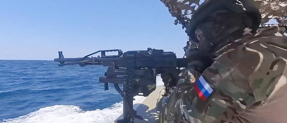 Ein Soldat nimmt an einer Militärübung der Schwarzmeerflotte teil, um die Abwehr von Unterwasser-Sabotageangriffen und Drohnenangriffen zu üben. 
