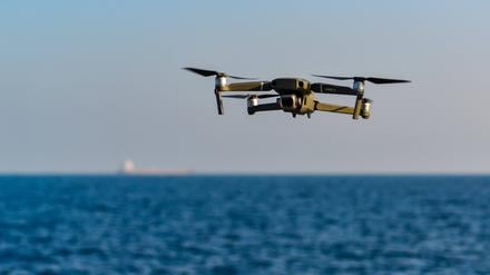 Eine Quadrocopter-Drohne nahe Odessa über dem Schwarzen Meer.