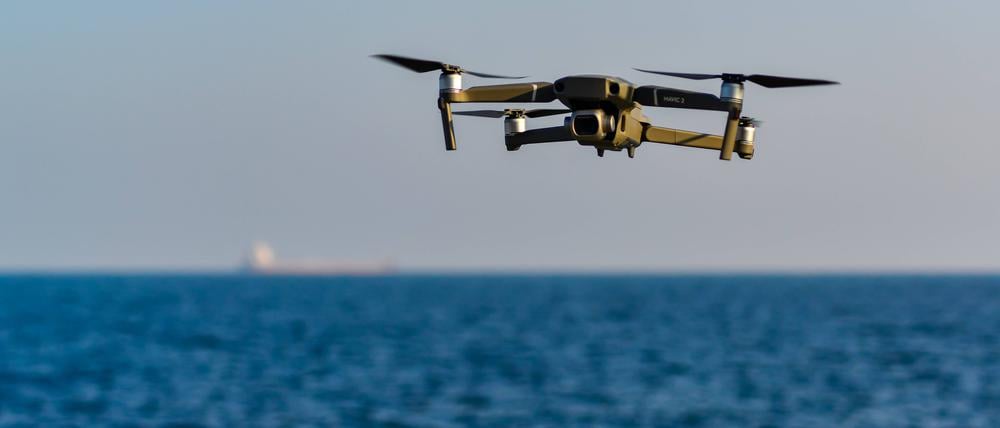 Eine Quadrocopter-Drohne nahe Odessa über dem Schwarzen Meer.