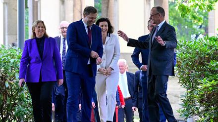 Sozialministerin Bärbel Bas (SPD), Finanzminister Lars Klingbeil (SPD), Forschungsministerin Dorothee Bär (CSU) und Bundeskanzler Friedrich Merz (CDU) am Dienstag während der Klausurtagung in der Villa Borsig. 