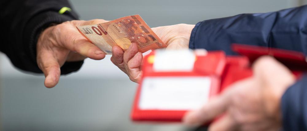 Je höher die Inflationsrate, umso geringer die Kaufkraft der Menschen: Sie können sich für einen Euro dann weniger leisten.