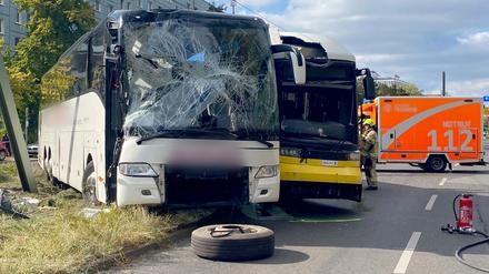 Einsatzkräfte von Rettungsdiensten und der Polizei sind im Einsatz bei einem Verkehrsunfall mit einer Straßenbahn und einem Reisebus nahe dem Berliner Alexanderplatz. 