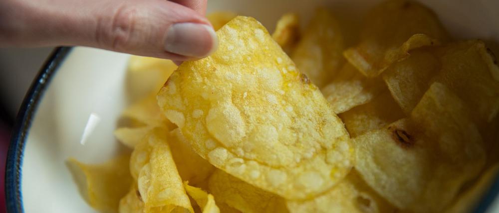 Chips gehören zu den beliebtesten Snacks bei Verbrauchern in Deutschland - manche essen sie auch im Bett. (Archivfoto)