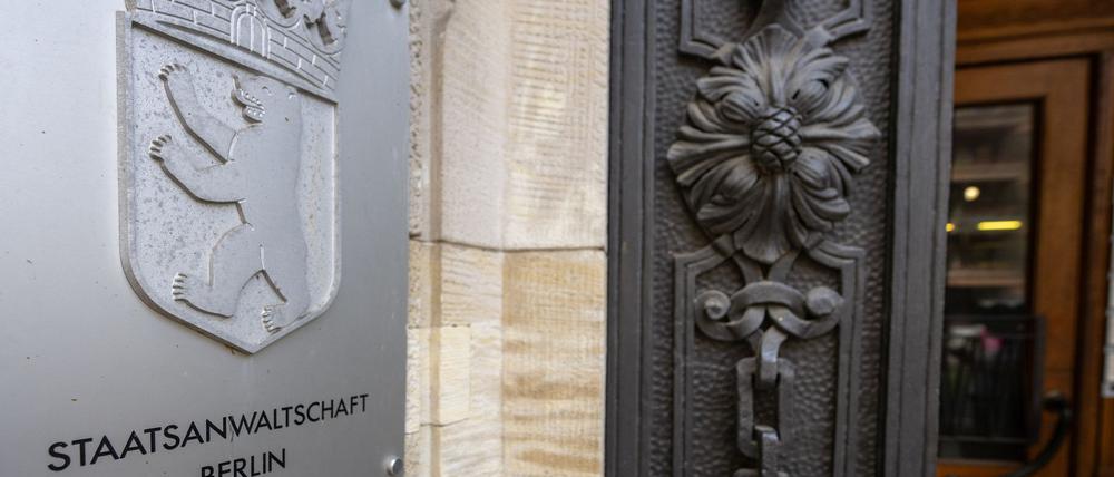 Die Frau soll ihren Ex-Partner im Juni in dessen Wohnung attackiert haben. (Archivbild)