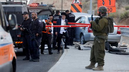 Israelische Polizei und Rettungsdienste arbeiten am Ort eines Vorfalls.