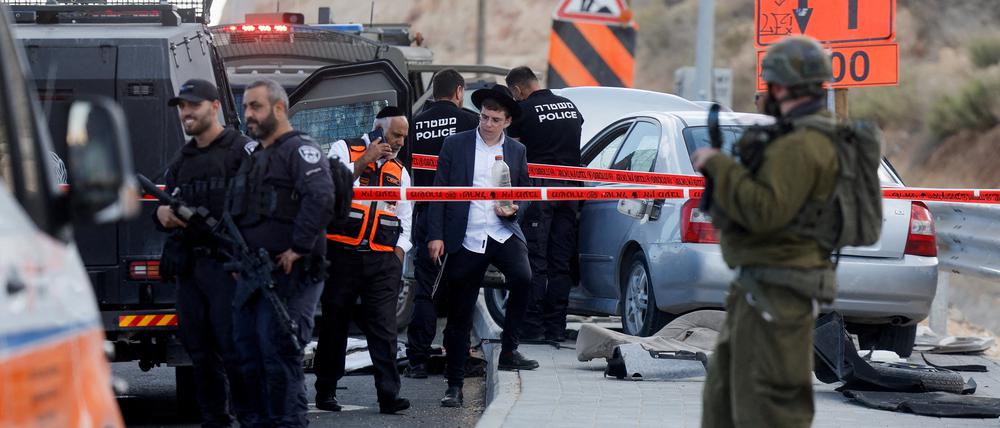 Israelische Polizei und Rettungsdienste arbeiten am Ort eines Vorfalls.