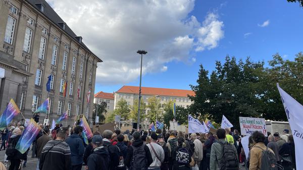 Am Dienstagnachmittag hatten rund 250 Menschen gegen die Einsparungen vor dem Rathaus Schöneberg demonstriert.