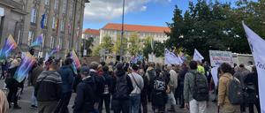 Am Dienstagnachmittag hatten rund 250 Menschen gegen die Einsparungen vor dem Rathaus Schöneberg demonstriert.