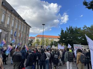 Am Dienstagnachmittag hatten rund 250 Menschen gegen die Einsparungen vor dem Rathaus Schöneberg demonstriert.