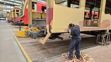 Handarbeit: Mit dem Spachtel wird die Farbe abgekratzt. 
