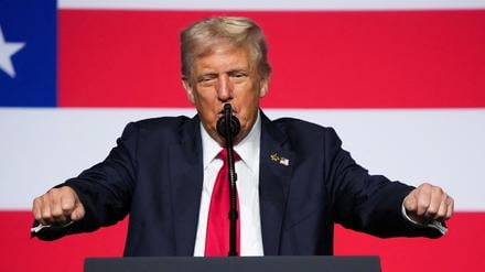 US-Präsident Donald Trump spricht am 30. September 2025 in der Marine Corps Base Quantico in Quantico, Virginia, zu hochrangigen Militärführern.