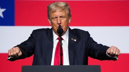 Donald Trump spricht vor Hunderten Generälen in Virginia.
