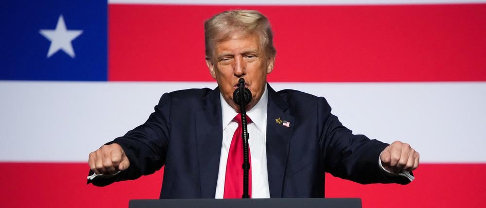 US-Präsident Donald Trump spricht am 30. September 2025 in der Marine Corps Base Quantico in Quantico, Virginia, zu hochrangigen Militärführern.