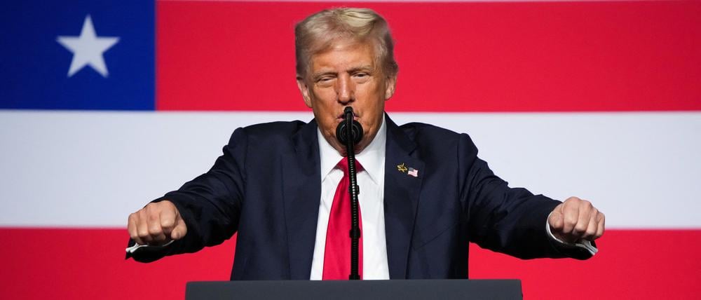 Donald Trump spricht vor Hunderten Generälen in Virginia.