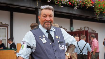 Porträt von Freddy Gebhart, seit 28 Jahren Ordner auf dem Oktoberfest.