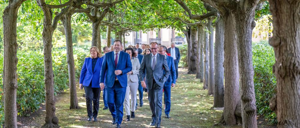 Das Kabinett will die Stimmung in Deutschland drehen.