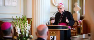 Heiner Koch, Erzbischof von Berlin, spricht vor der Unterzeichnung des Staatsvertrages zwischen dem Heiligen Stuhl und dem Land Berlin über das Institut für Katholische Theologie an der Humboldt-Universität im Roten Rathaus. 