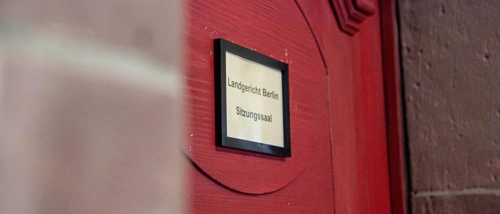 Ein 44-Jähriger, der seine getrennt lebende Ehefrau in deren Wohnung mit einem Messer attackiert haben soll, kommt wegen Totschlags vor Gericht (Symbolbild).