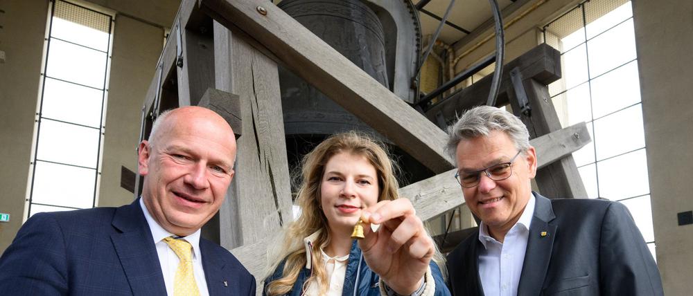 Rabea Rogge (Mitte) flog im April als erste deutsche Frau ins Weltall.