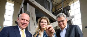 Rabea Rogge (Mitte) flog im April als erste deutsche Frau ins Weltall.