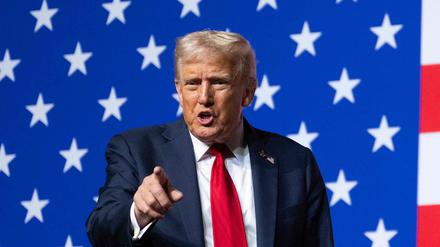 US-Präsident Donald Trump verlässt nach seiner Rede vor hochrangigen Militärangehörigen, die sich am 30. September 2025 in der Marine Corps Base Quantico in Quantico, Virginia, versammelt hatten, den Veranstaltungsort.