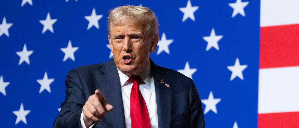 US-Präsident Donald Trump verlässt nach seiner Rede vor hochrangigen Militärangehörigen, die sich am 30. September 2025 in der Marine Corps Base Quantico in Quantico, Virginia, versammelt hatten, den Veranstaltungsort.