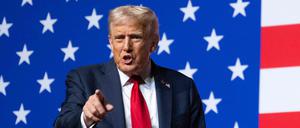 US-Präsident Donald Trump verlässt nach seiner Rede vor hochrangigen Militärangehörigen, die sich am 30. September 2025 in der Marine Corps Base Quantico in Quantico, Virginia, versammelt hatten, den Veranstaltungsort.
