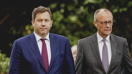 L-R Lars Klingbeil, Bundesminister der Finanzen, und Friedrich Merz CDU, Bundeskanzler, aufgenommen im Rahmen der Kabinettsklausur in der Villa Borsig in Berlin