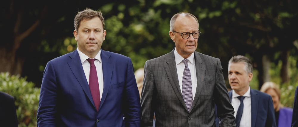 L-R Lars Klingbeil, Bundesminister der Finanzen, und Friedrich Merz CDU, Bundeskanzler, aufgenommen im Rahmen der Kabinettsklausur in der Villa Borsig in Berlin
