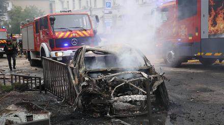Feuerwehrleute löschen das Feuer nach einem russischen Drohnenangriff in Dnipro.