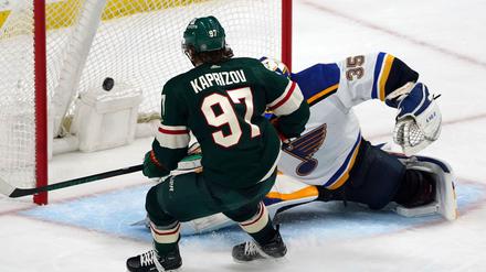 Kirill Kaprisow (l) von den Minnesota Wild hat einen Rekordvertrag in der NHL unterschrieben.