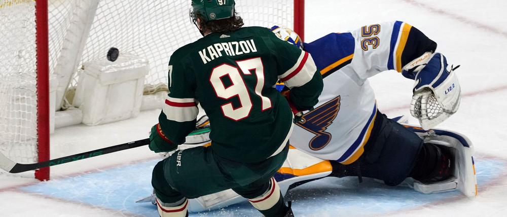 Kirill Kaprisow (l) von den Minnesota Wild hat einen Rekordvertrag in der NHL unterschrieben.