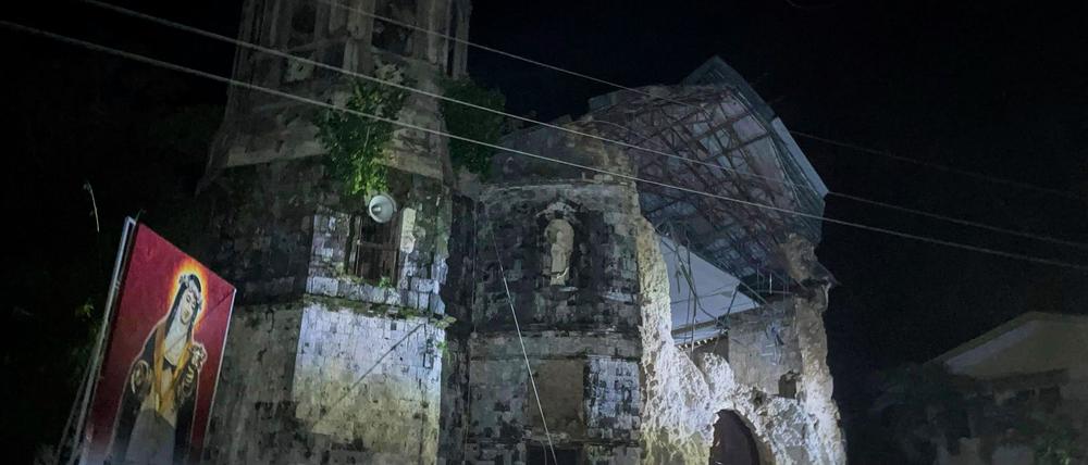 Bei dem Erdbeben wurde auch eine Kirche beschädigt.