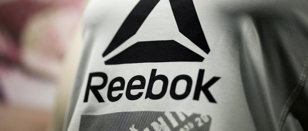 Das Reebok-Logo auf einem Shirt. (Archivbild)
