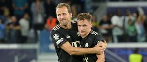 Harry Kane (Bayern München) (l) und Joshua Kimmich (Bayern München) umarmen sich nach Sipelende. 