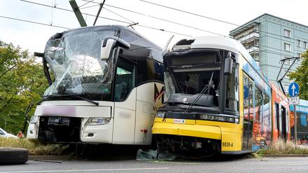Reisebus und Straßenbahn wurden bei dem Unfall zerstört. 