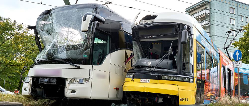 Reisebus und Straßenbahn wurden bei dem Unfall zerstört. 