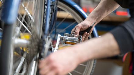 In der Fahrradwerkstatt des Vereins Rückenwind bringen sich Freiwillige aus der ganzen Welt das Fahrradschrauben bei. (Symbolbild)