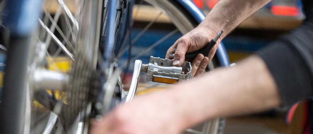 In der Fahrradwerkstatt des Vereins Rückenwind bringen sich Freiwillige aus der ganzen Welt das Fahrradschrauben bei. (Symbolbild)