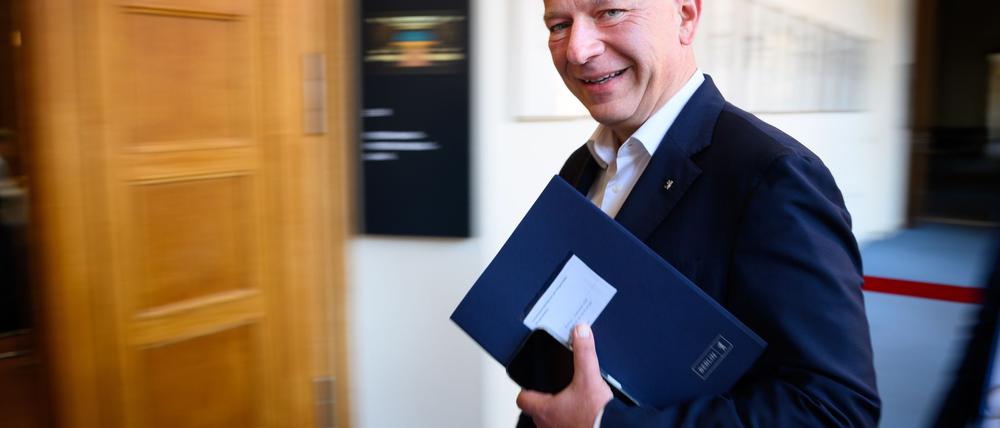 Berlins Regierender Bürgermeister Kai Wegner (CDU) zeichnet verdiente Berlinerinnen und Berliner mit dem Landesorden aus. (Archivfoto)