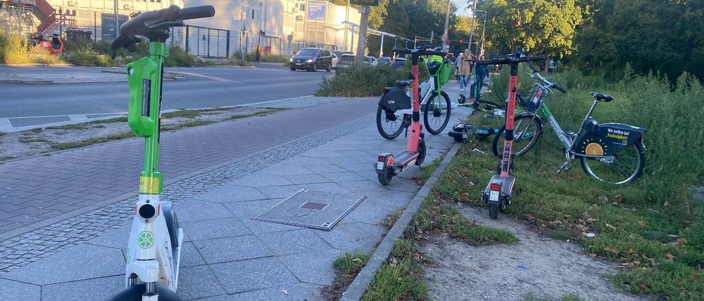 E-Roller verschiedener Anbieter liegen und stehen auf dem Gehweg in Berlin-Kreuzberg. (Symbolbild)