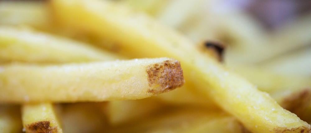 Ungesunde Lebensmittel werden in Großbritannien nicht mehr im Internet beworben. Im Fernsehen darf die Junk-Food-Werbung erst ab 21 Uhr laufen. (Symbolbild) 